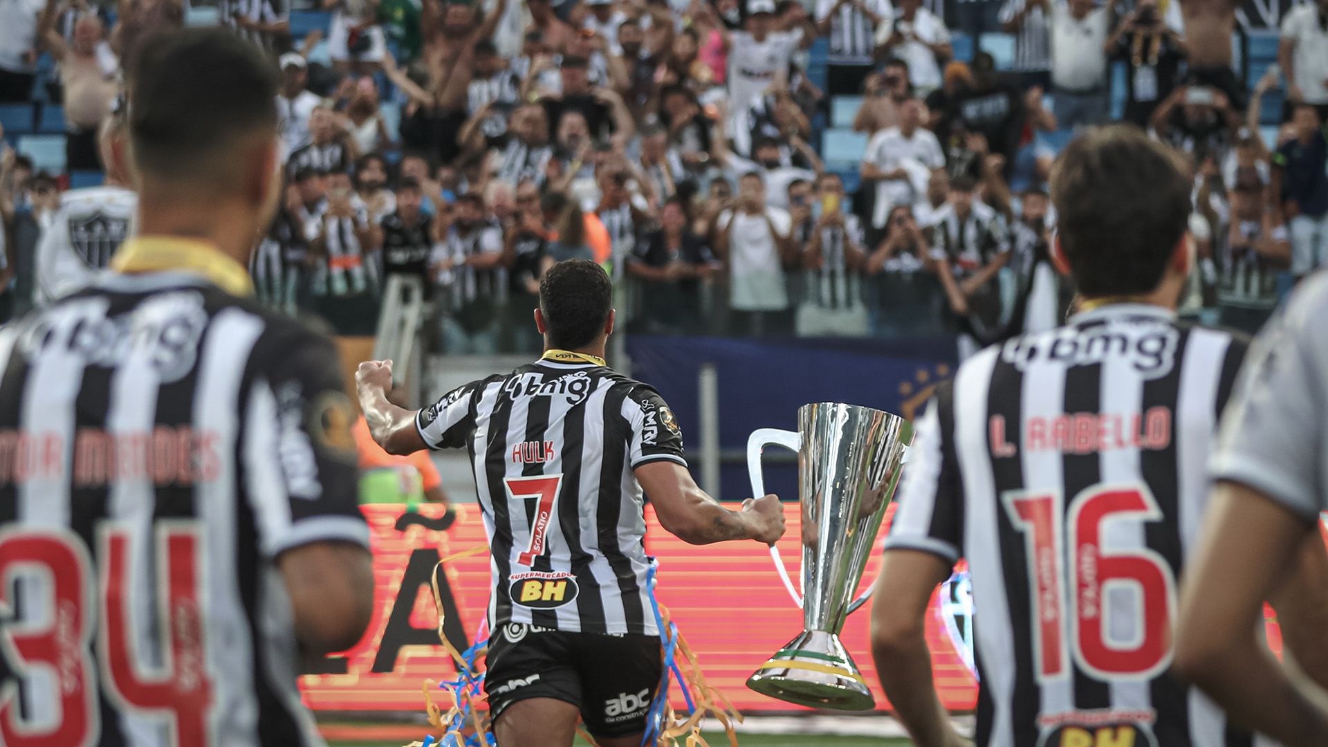 Hulk comemora a conquista da Supercopa do Brasil