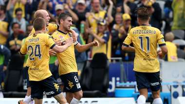 Nick Montgomery Central Coast Mariners A-League 2014-15