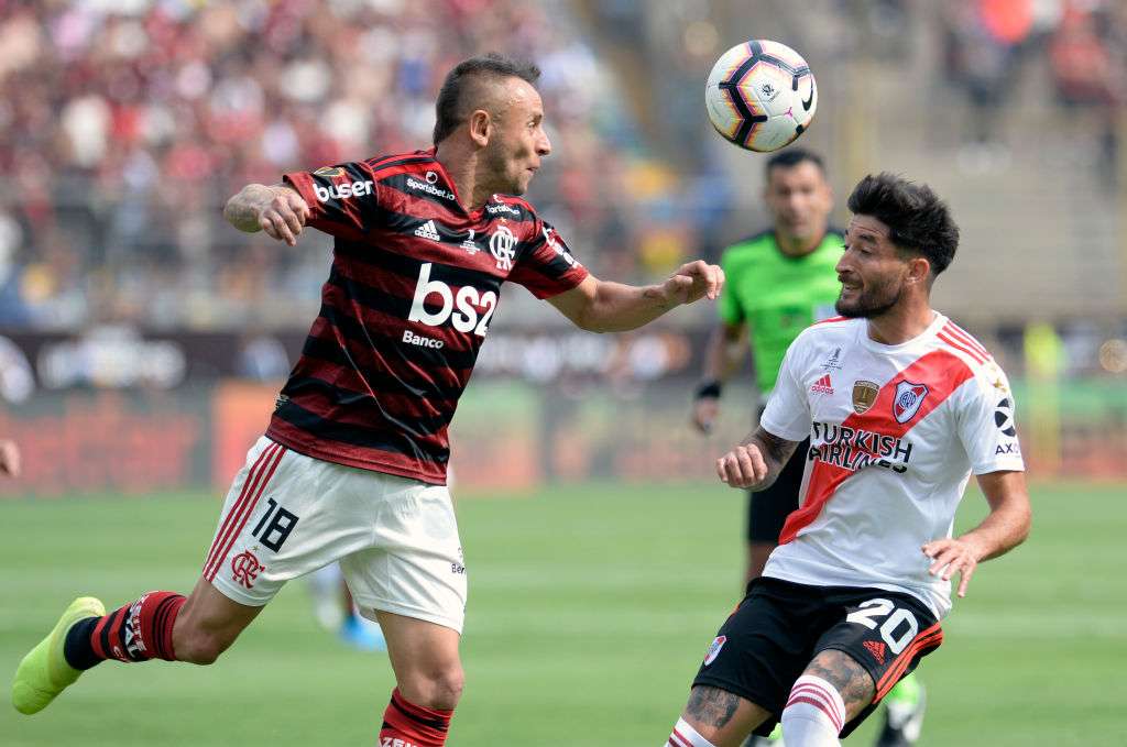 Rafinha e Casco disputam a bola na final entre Flamengo e River