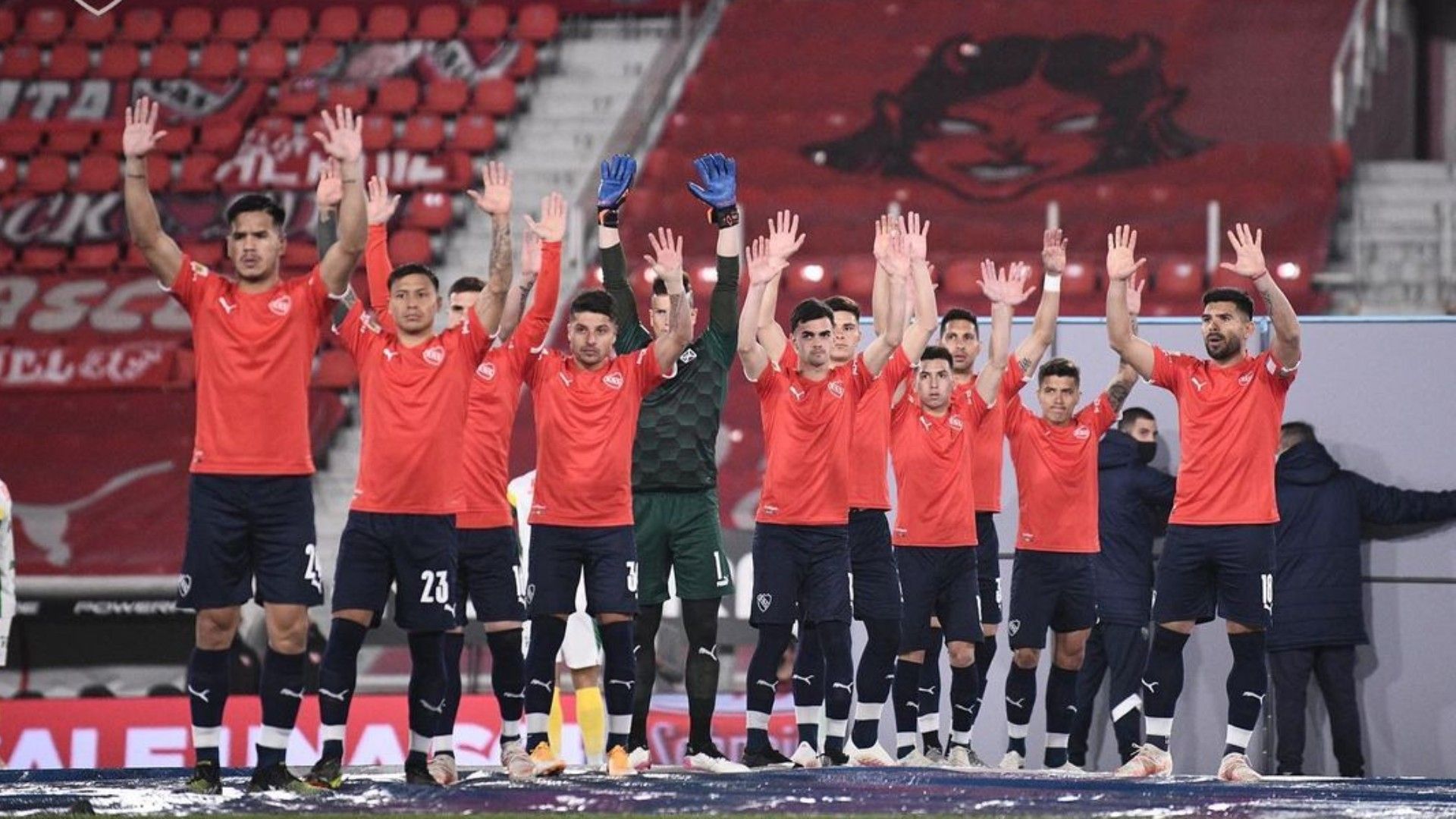 los jugadores de independiente saludan a su salida a la cancha del Libertadores de América