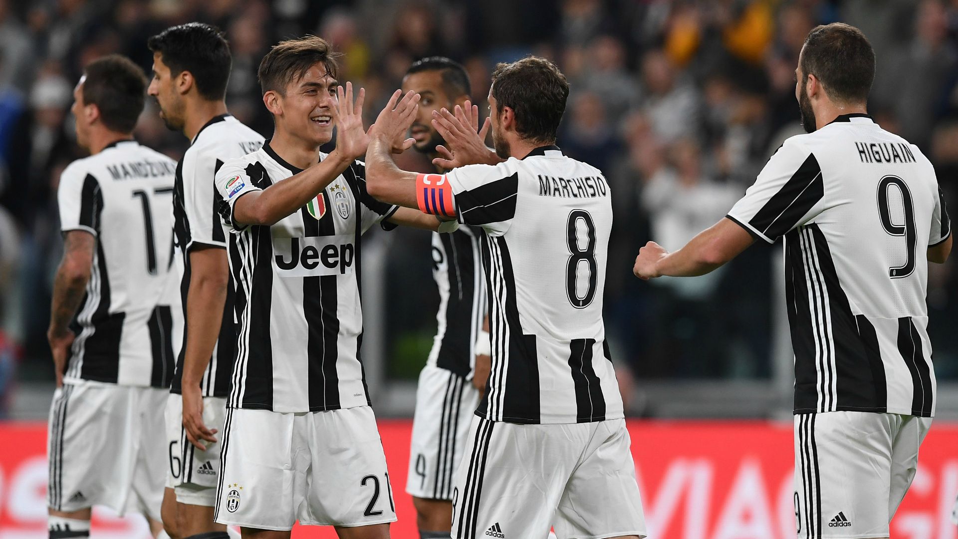 Juventus players celebrate Paulo Dybala vs Genoa Serie A 23042017