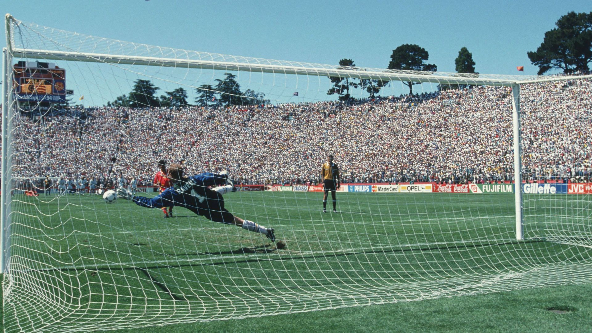 Thomas Ravelli Sweden Romania World Cup 1994.jpg