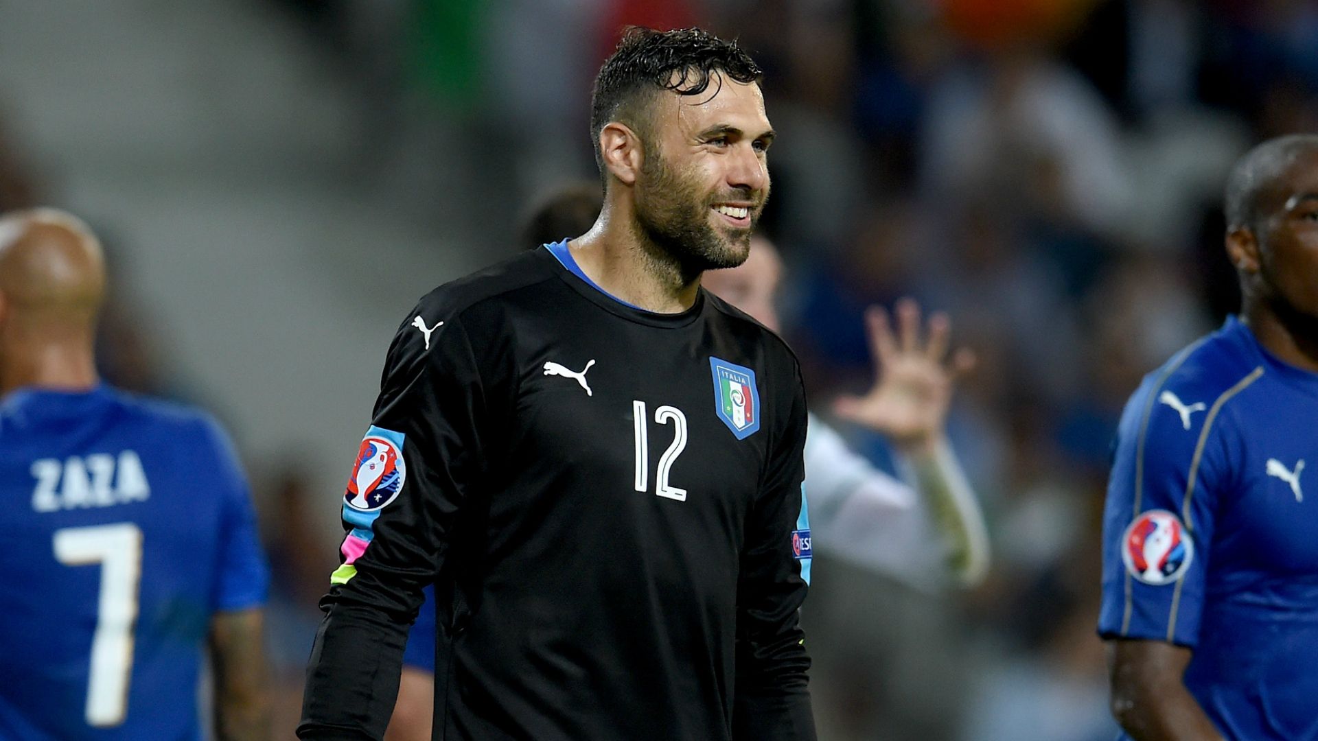 Salvatore Sirigu with Italy shirt