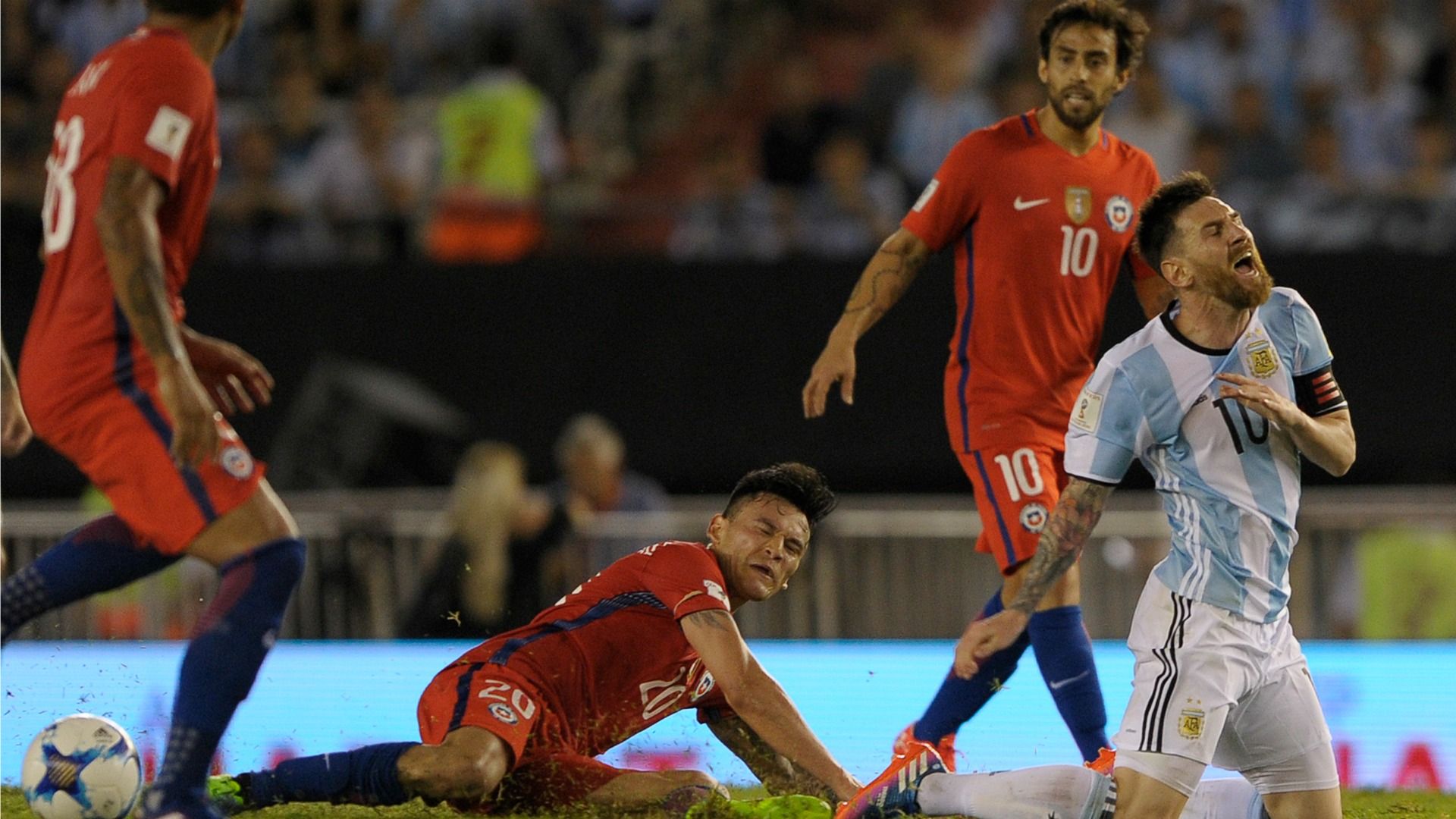 Charles Aránguiz, Lionel Messi y Jorge Valdivia Chile Argentina 230317