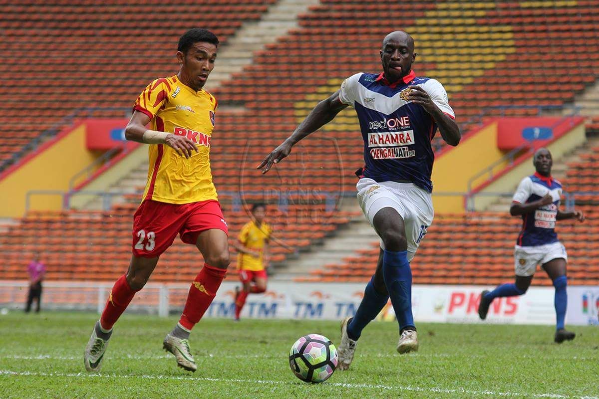 PKNS' Alif Haikal Sabri challenges for the ball with Kelantan's Mamadou Danso 27/1/2017