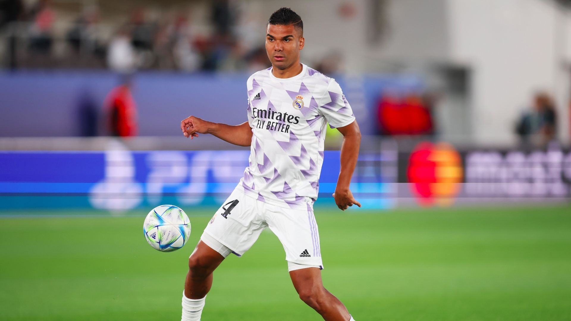 Casemiro calienta en la Supercopa de Europa