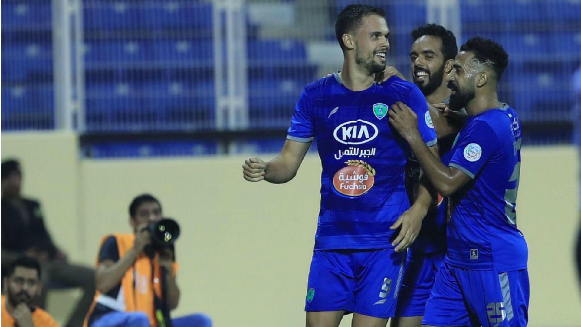 نجوم الفتح يحتفلون أمام العدالة الدوري السعودي