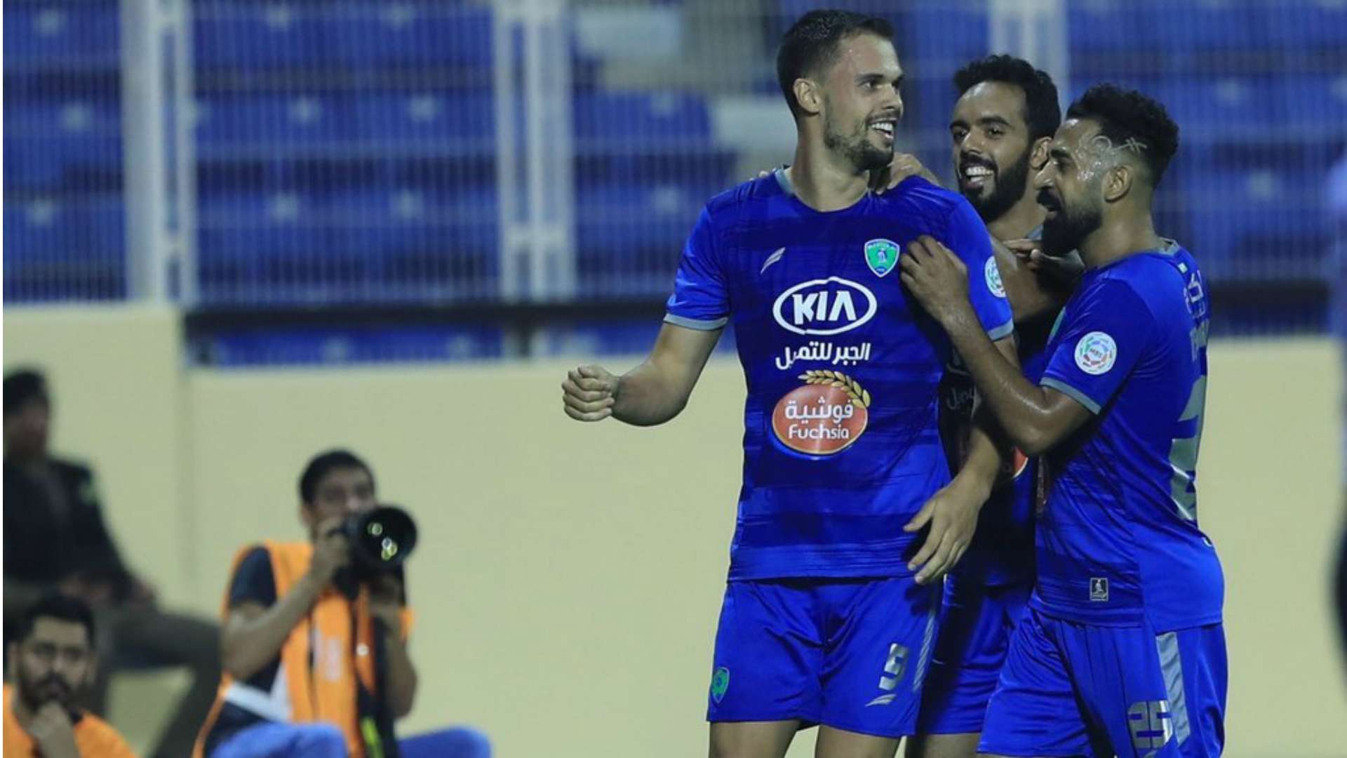 نجوم الفتح يحتفلون أمام العدالة الدوري السعودي