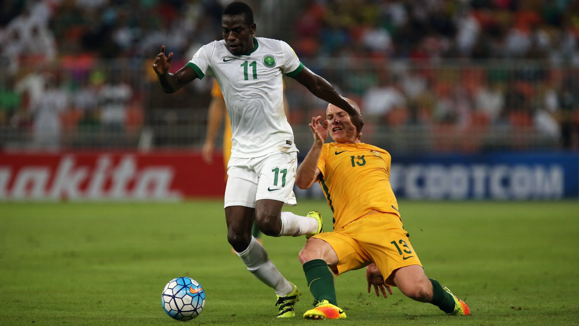 Abdulamlek Al Khaibri Aaron Mooy Saudi Arabia v Australia World Cup qualifying 06102016