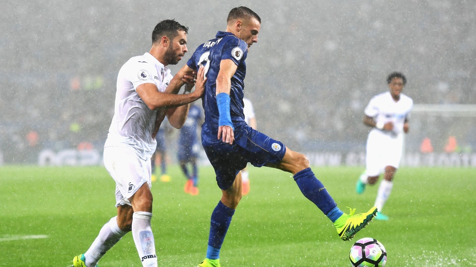 Jordi Amat vs Jamie Vardy