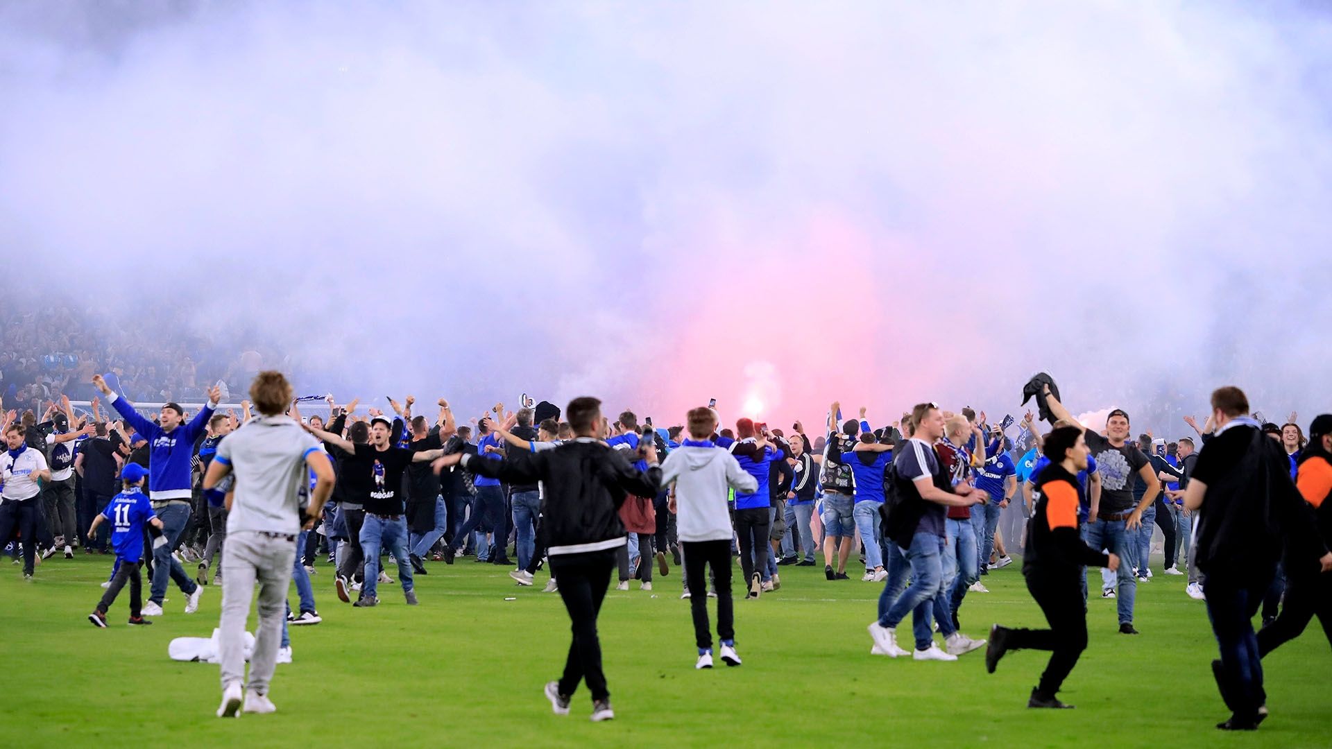 GER only: Schalke Fans Aufstieg 07052022