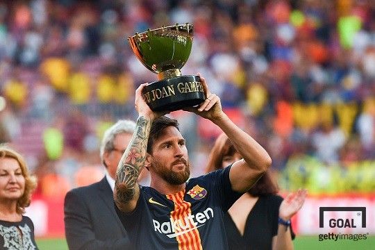 15일(현지시간) 열린 출정식 경기 호안 감페르 컵에서 우승 트로피를 들어 올린 리오넬 메시. 사진=게티이미지