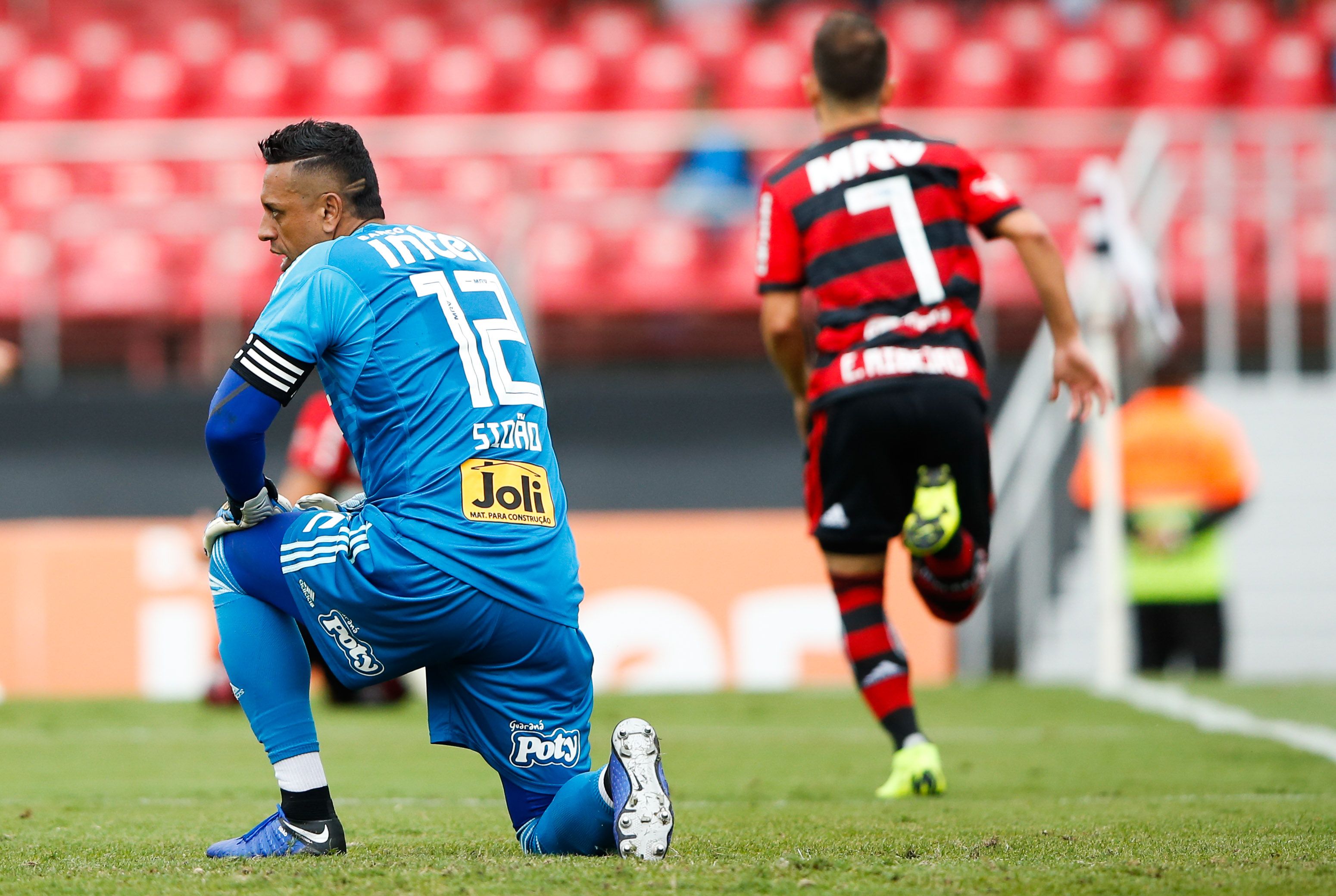 Sidão lamenta enquanto jogadores do Flamengo comemoram gol marcado no Morumbi