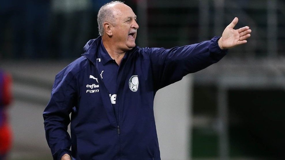 Felipão gesticula durante jogo do Palmeiras