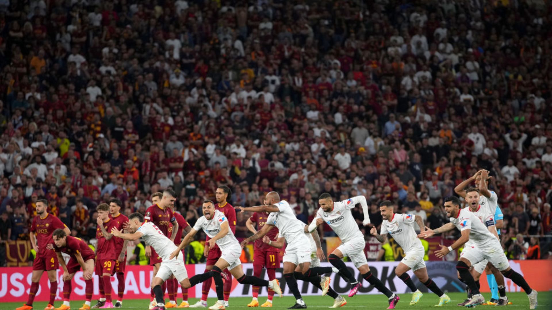 Jugadores del Sevilla celebran la Europa League 22-23