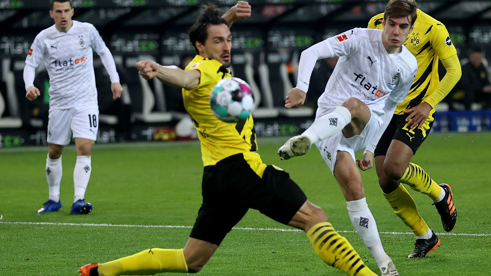 MATS HUMMELS BORUSSIA DORTMUND FLORIAN NEUHAUS GLADBACH BUNDESLIGA 22012021