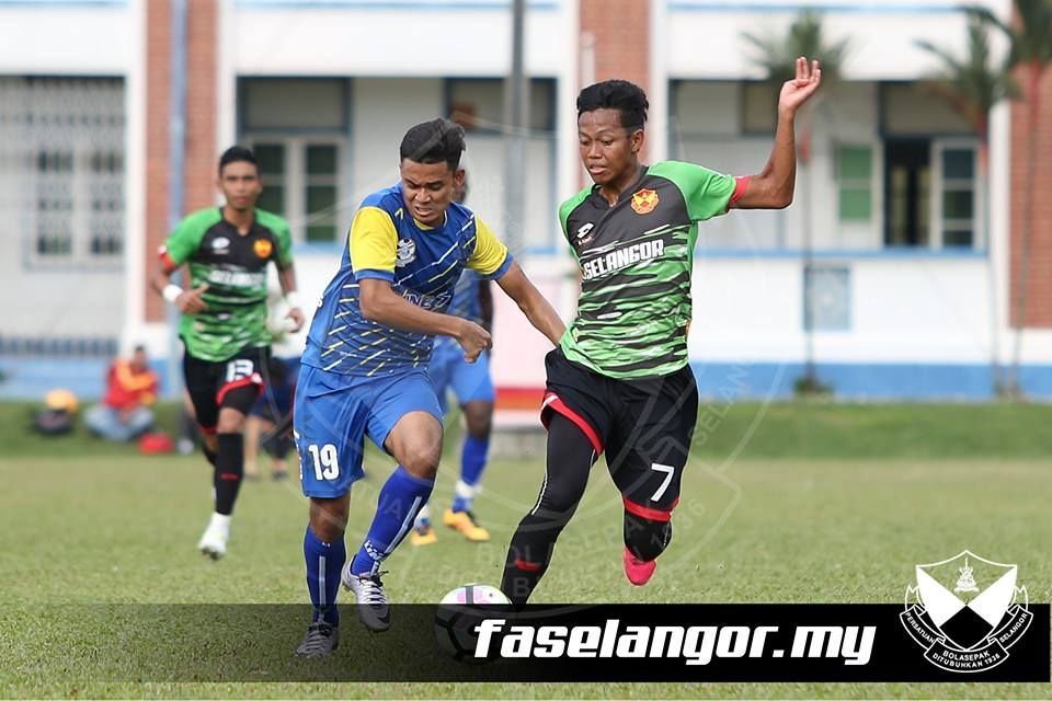 Selangor's Syahmi Safari (right) playing against PDRM 6/1/2017