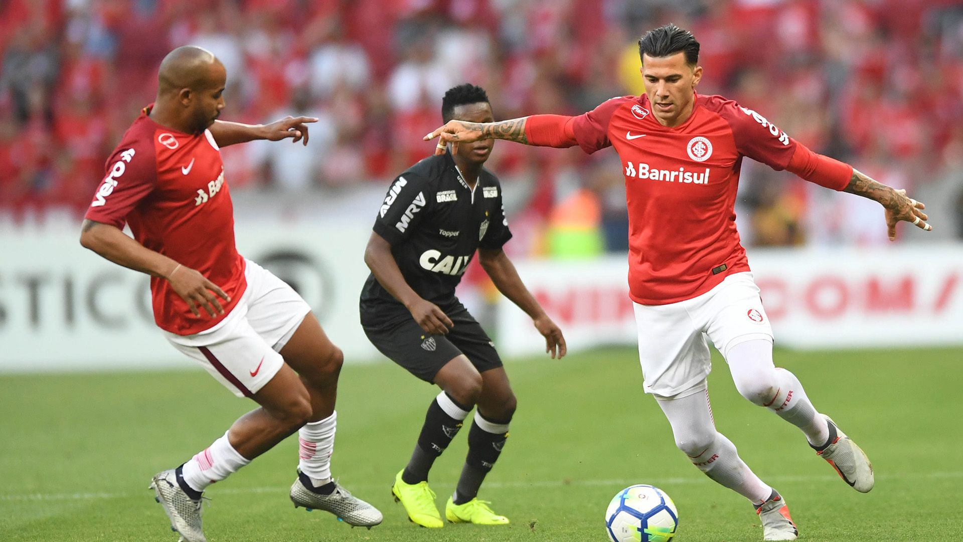 Victor Cuesta Juan Cazares Patrick Internacional Atlético-MG Brasileirão Série A 21112018