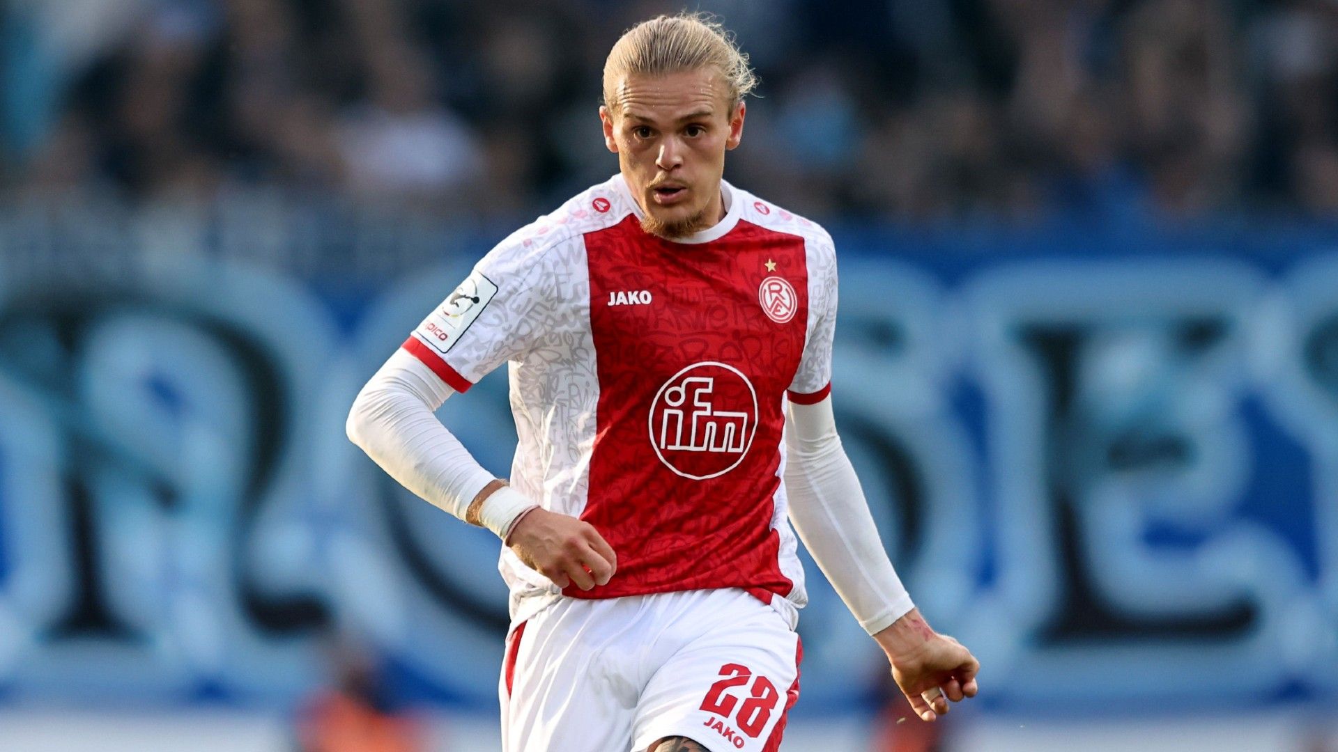 Tom Moustier of RW Essen runs with the ball 