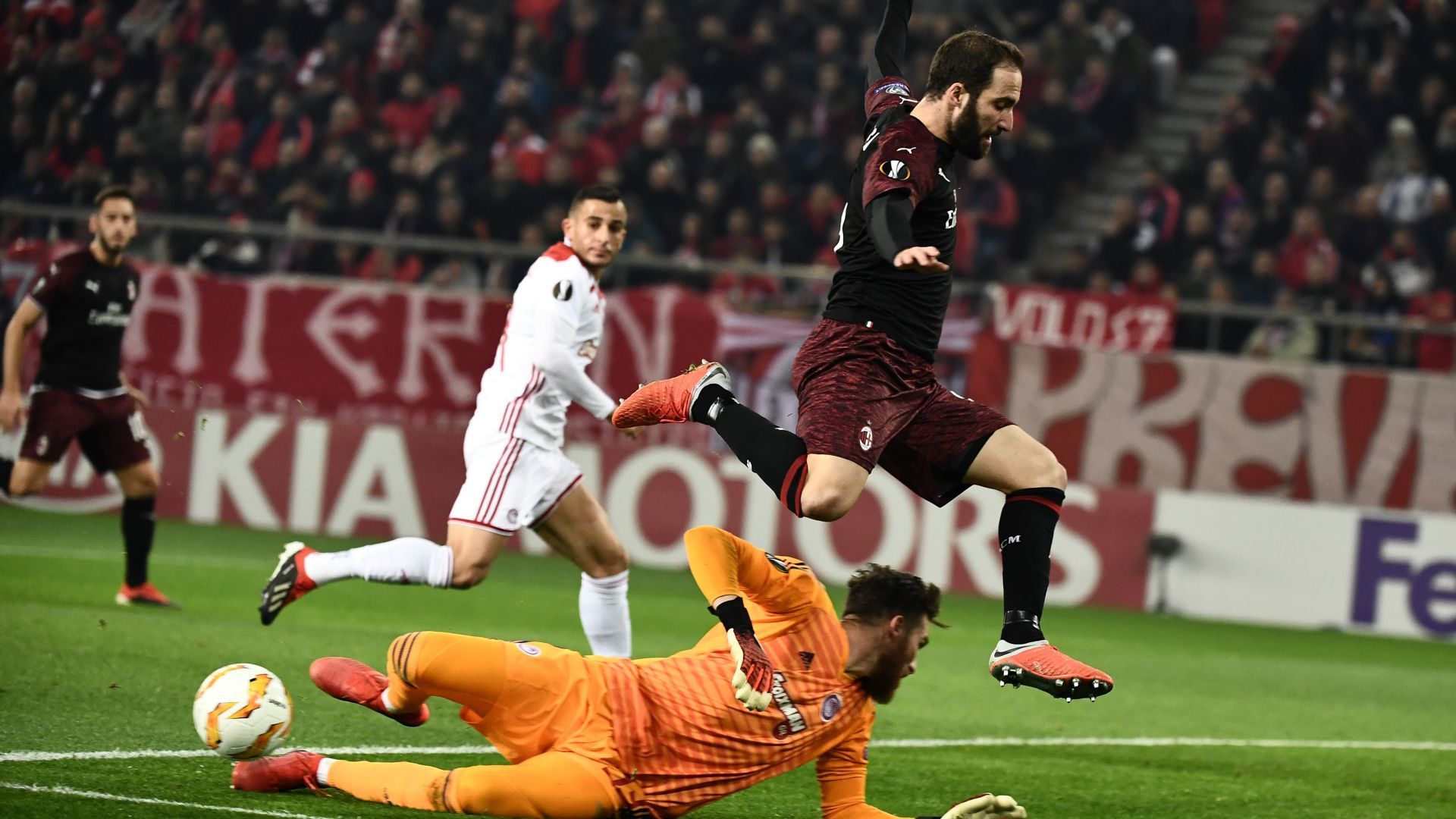 Gonzalo Higuain Olympiacos Milan Europa League