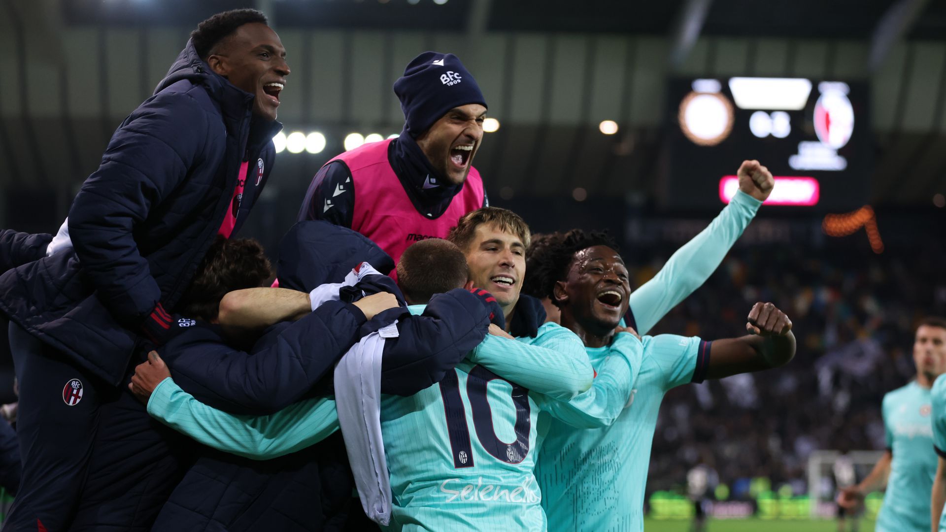 Bologna players celebrating Udinese Bologna