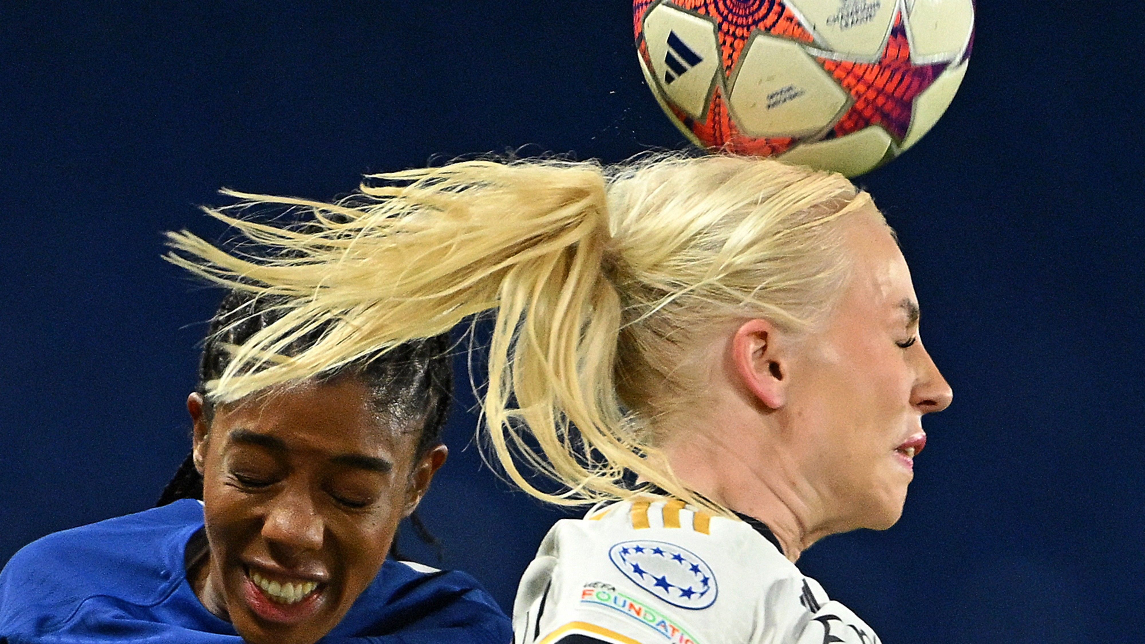 Ashley Lawrence (L) and Real Madrid's Danish defender #23 Sofie Svava