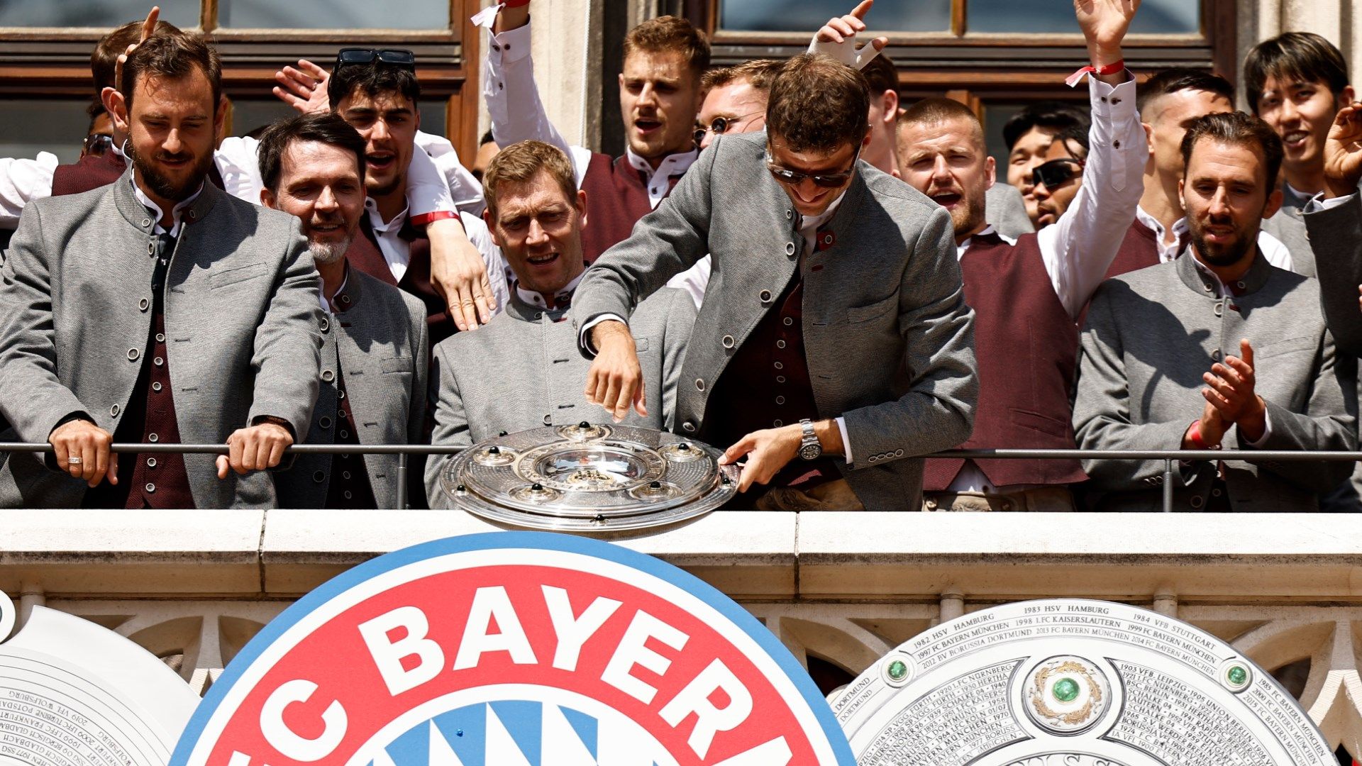 Meisterfeier des FC Bayern auf dem Marienplatz: Ein Spieler will die Schale nicht in die Höhe recken