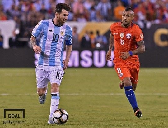 2016 코파 아메리카 결승전에서 만난 메시(좌)와 비달(우). 사진=게티이미지