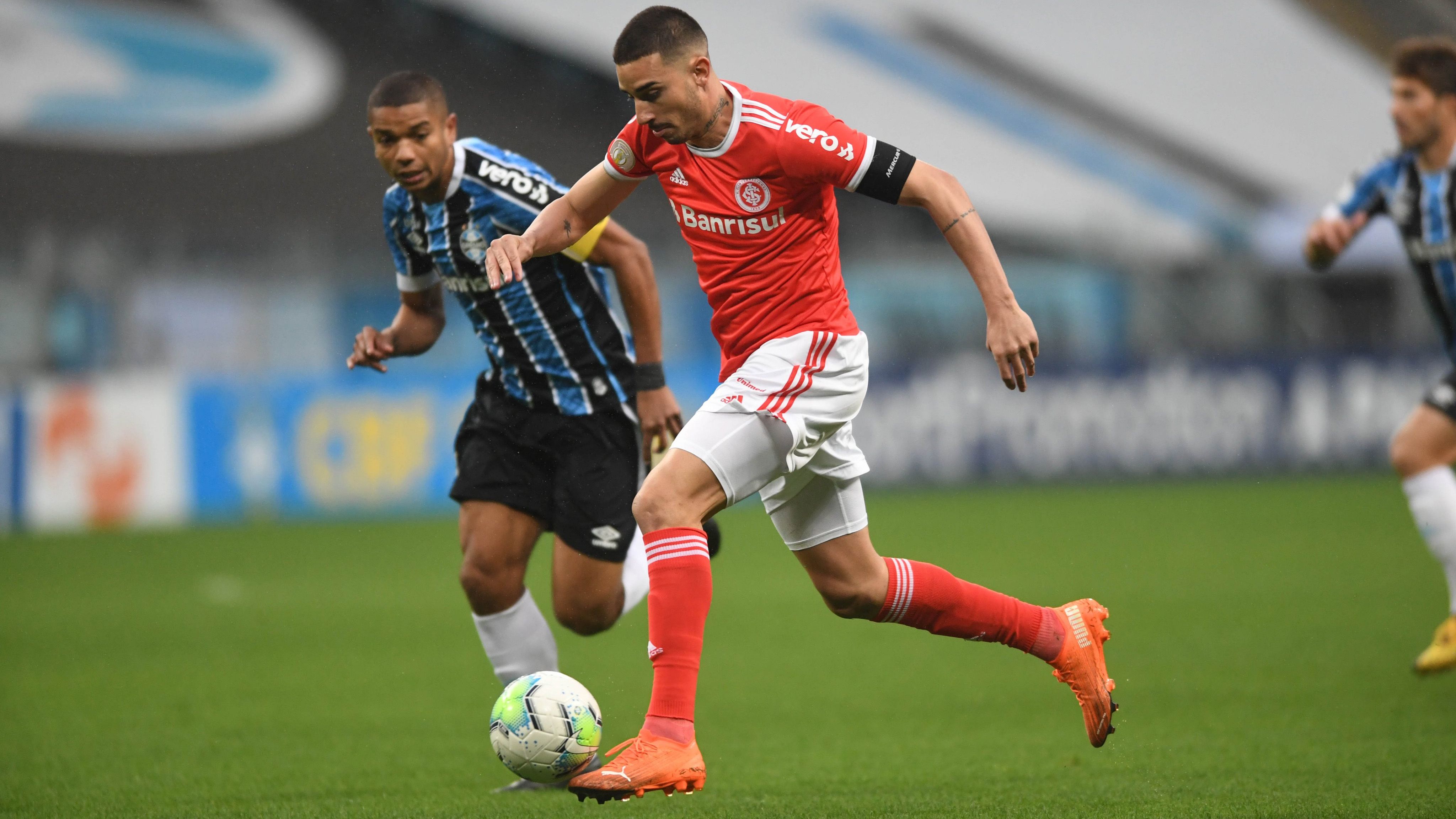 David Braz acompanha Thiago Galhardo no Gre-Nal