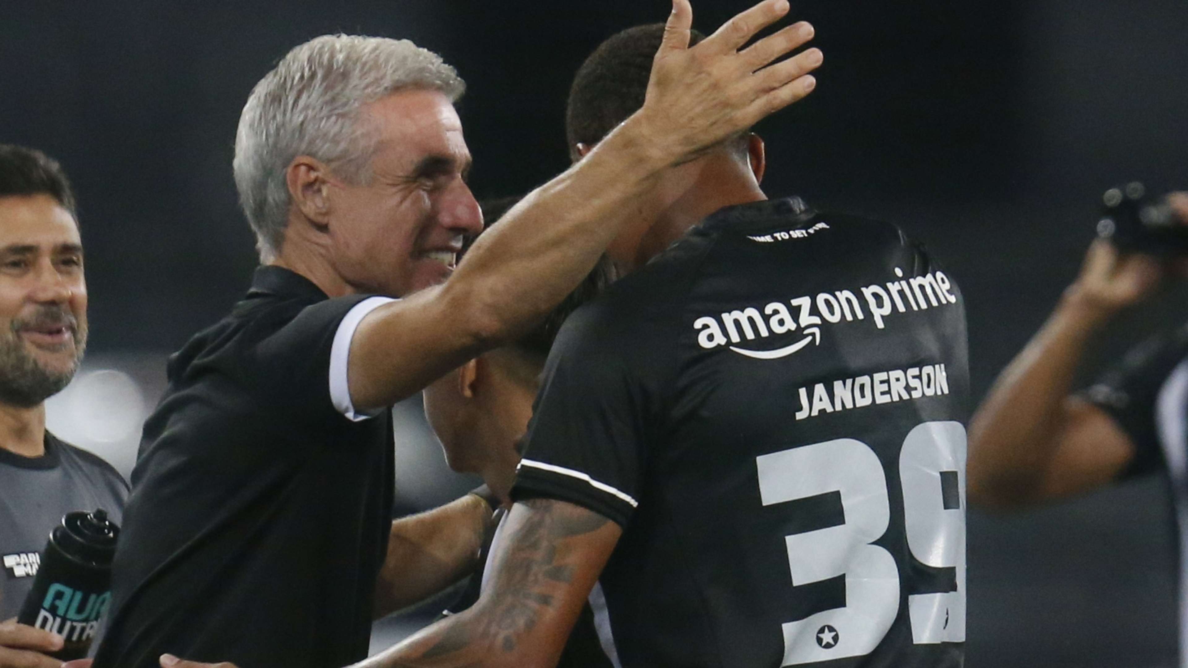 Luís Castro comemora com Janderson, gol do Botafogo sobre o Ypiranga pela Copa do Brasil de 2023