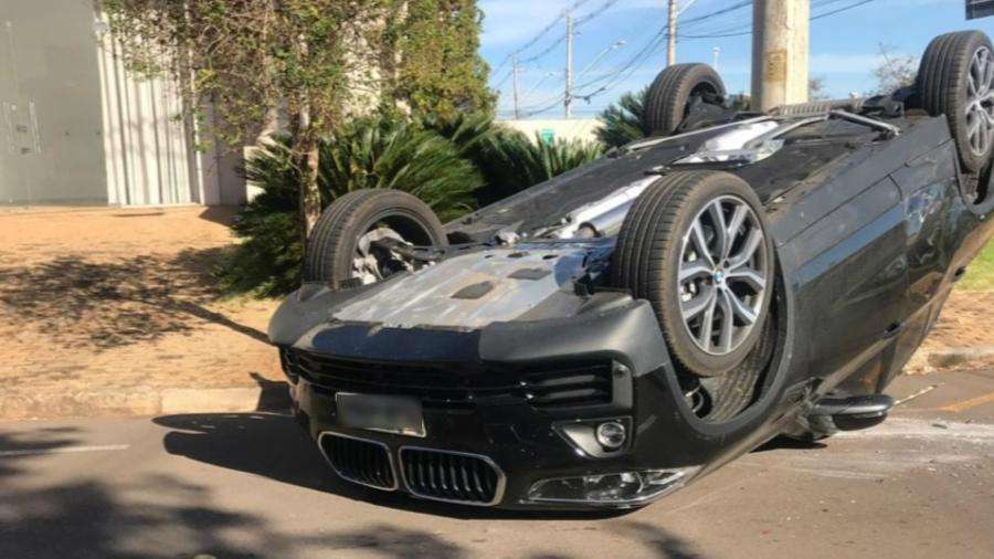 Igor Gomes capota com carro