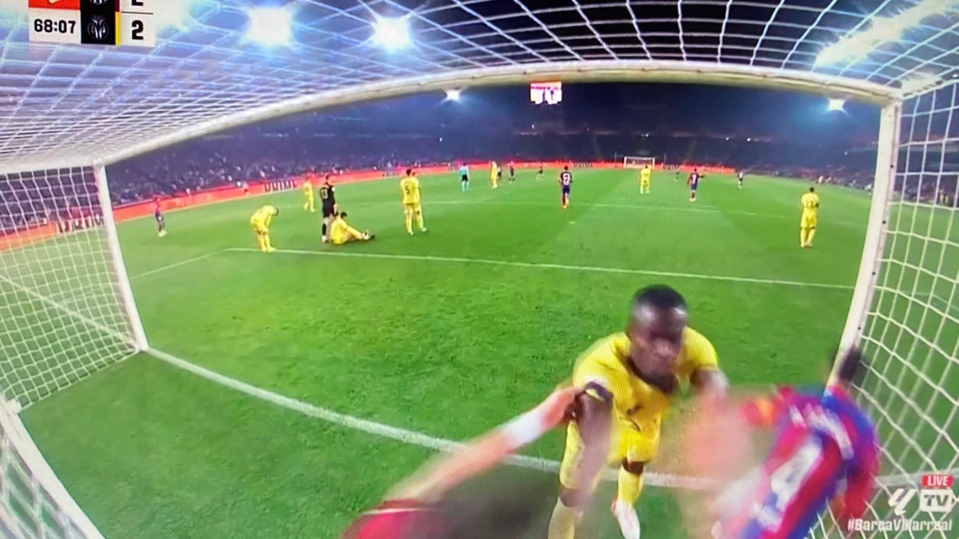 Bailly shoves Lewandowski