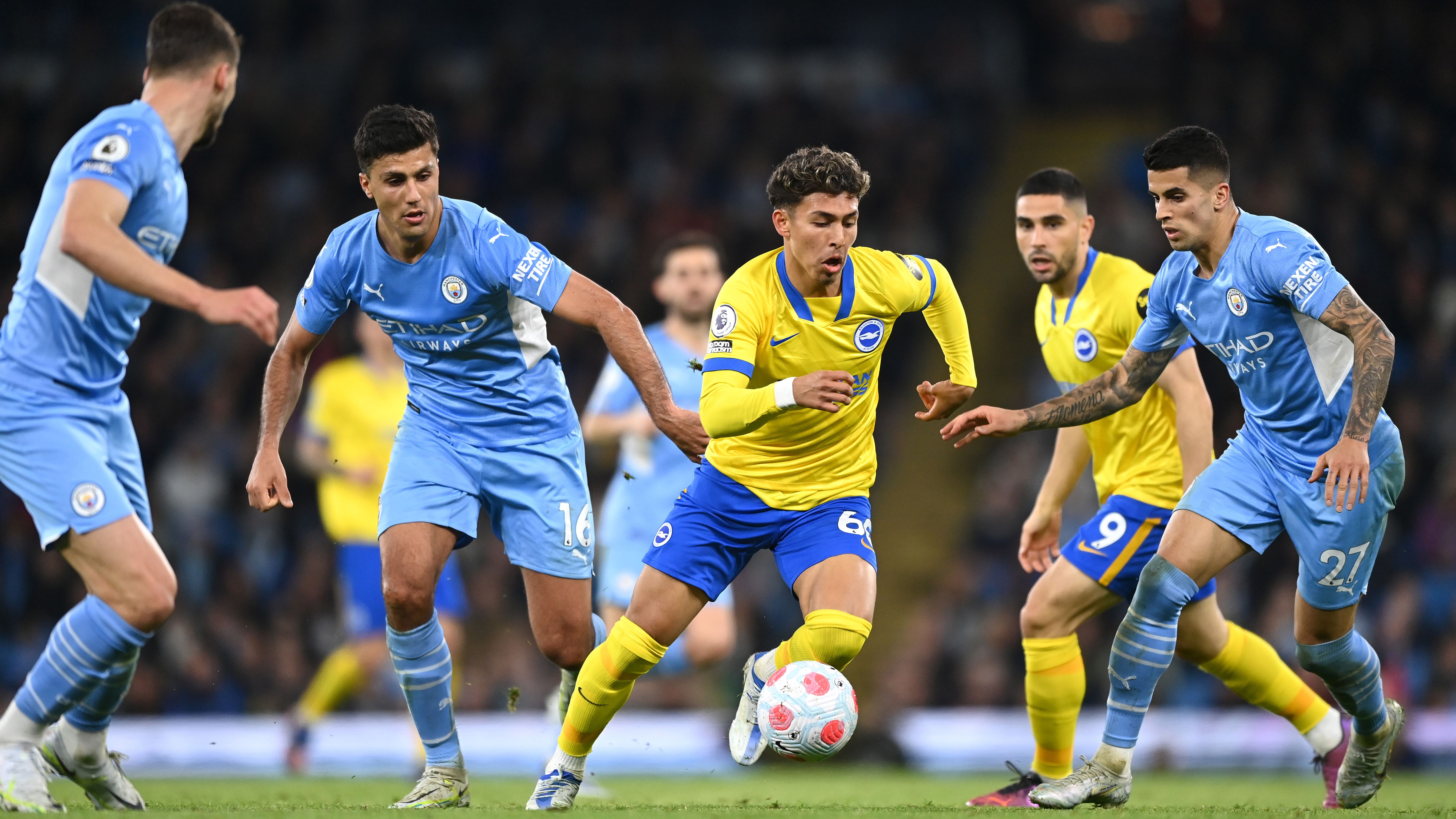 Jeremy Sarmiento de Brighton & Hove Albion corre con el balón durante el partido de la Premier League entre Manchester City y Brighton & Hove Albion en el Etihad Stadium el 20 de abril de 2022