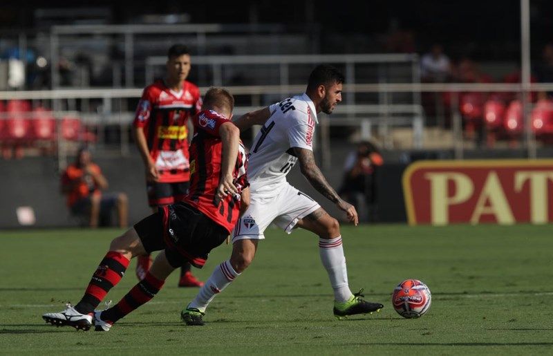 Liziero disputa bola pelo São Paulo