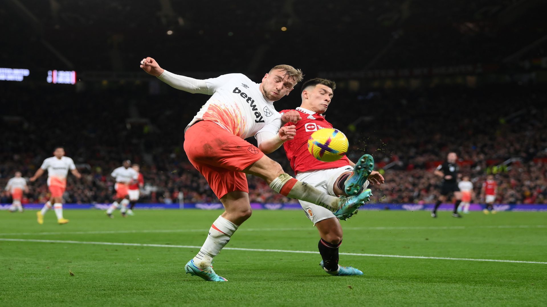 Lisandro Martinez Jarrod Bowen Man Utd West Ham 2022-23