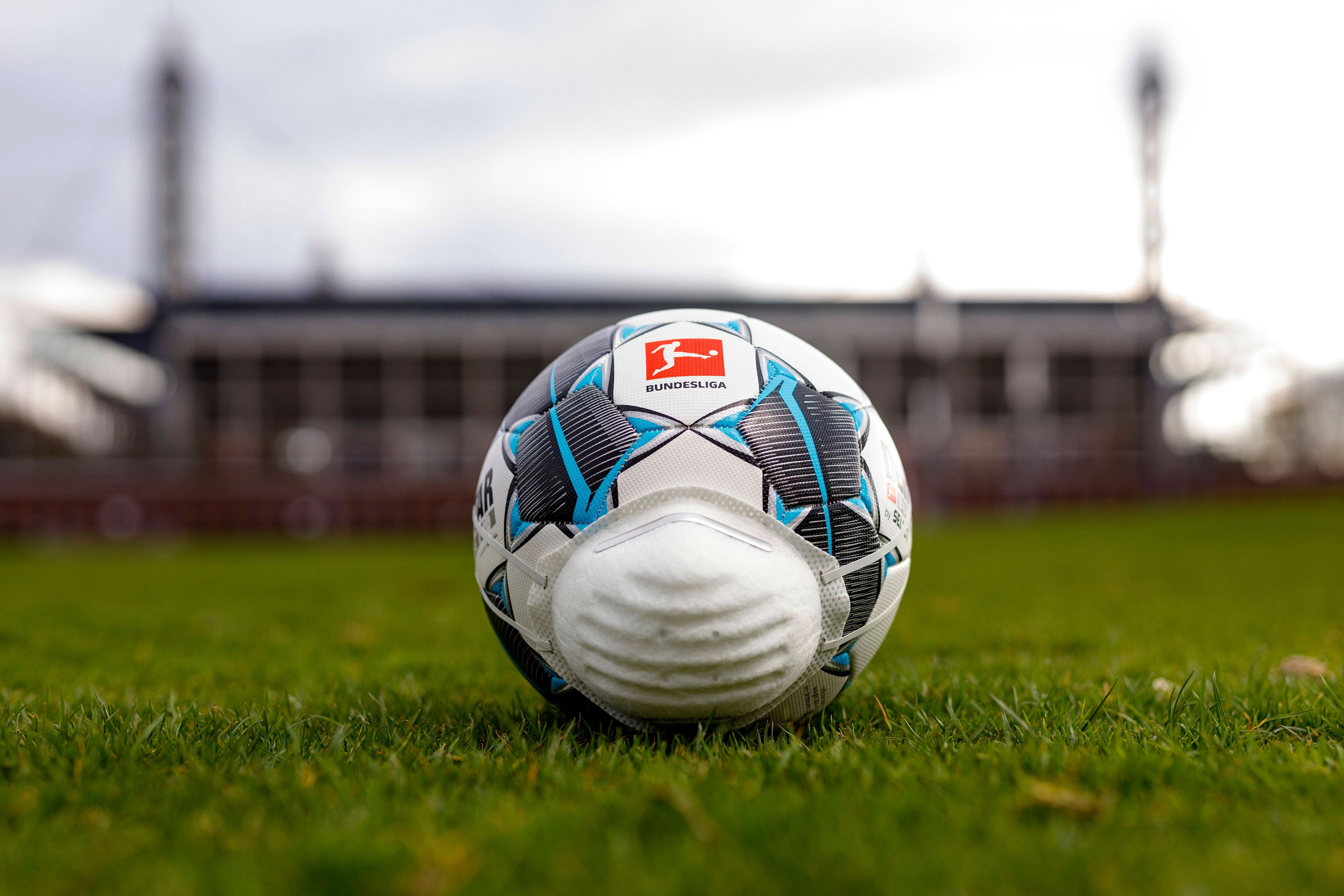 GER ONLY Bundesliga Ball Maske Corona