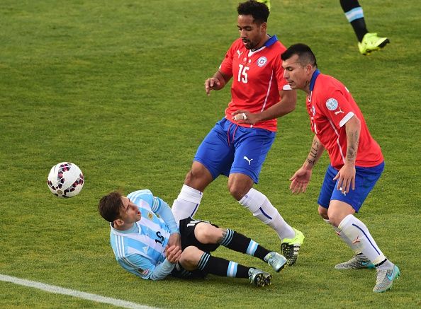 Lionel Messi y Gary Medel