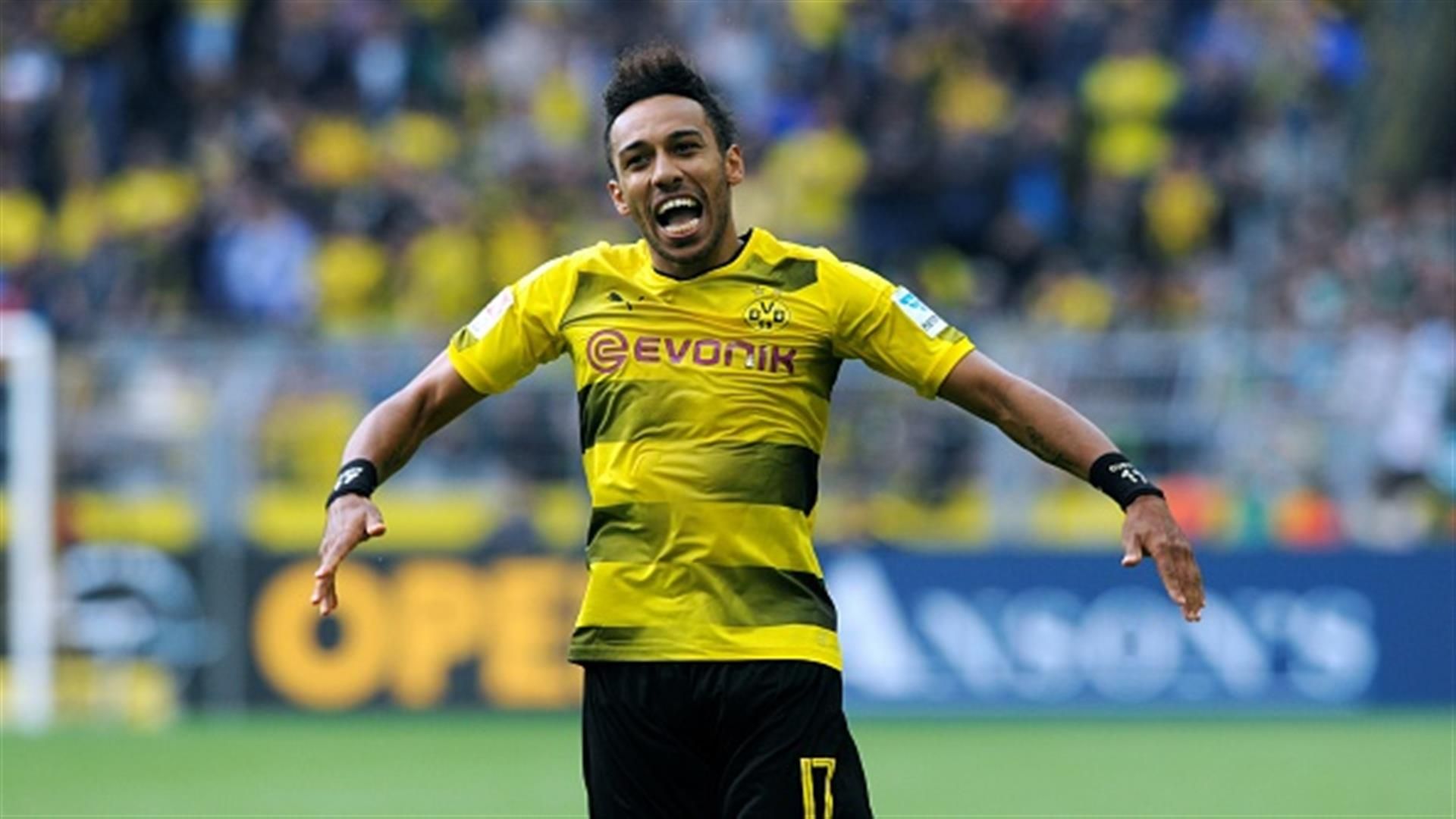 Pierre-Emerick Aubameyang celebrates