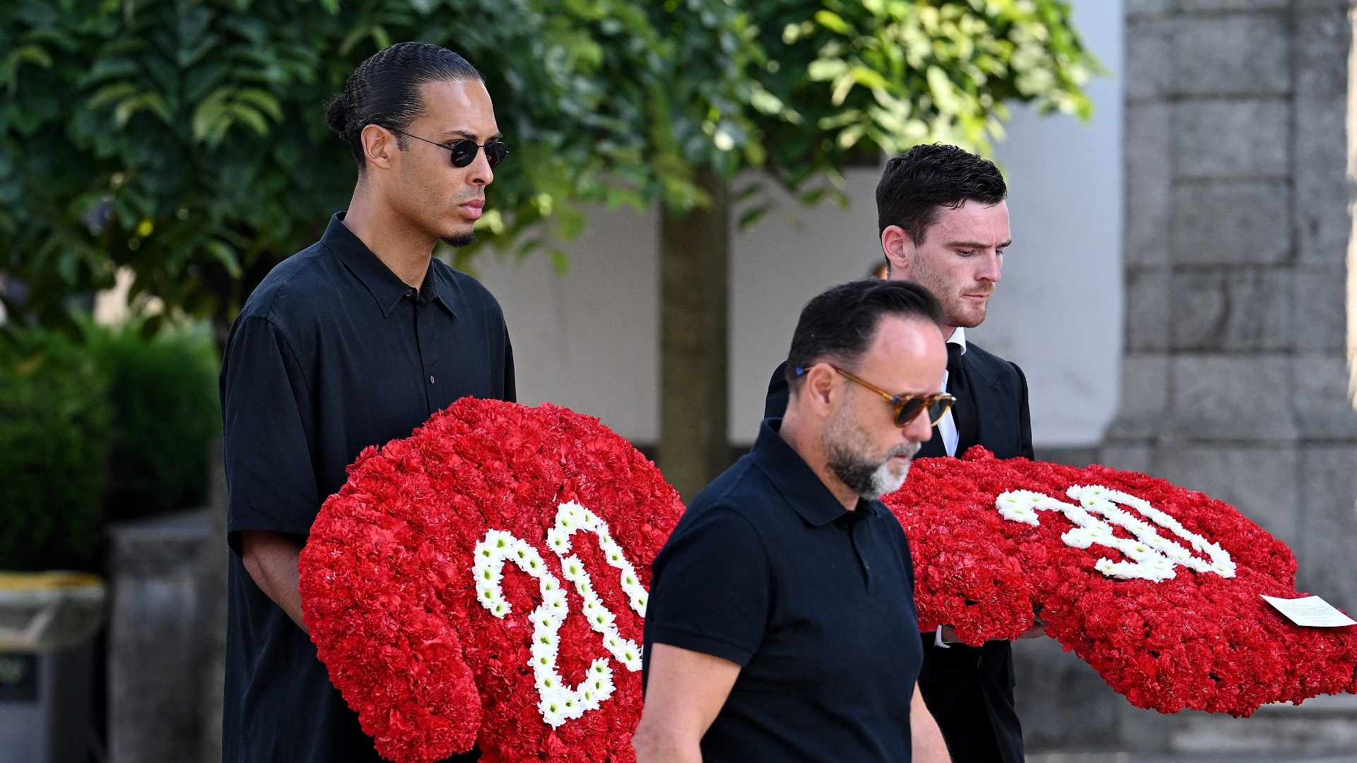 Вирджил ван Дейк и другие игроки `Ливерпуля` на церемонии прощания с Диогу Жотой