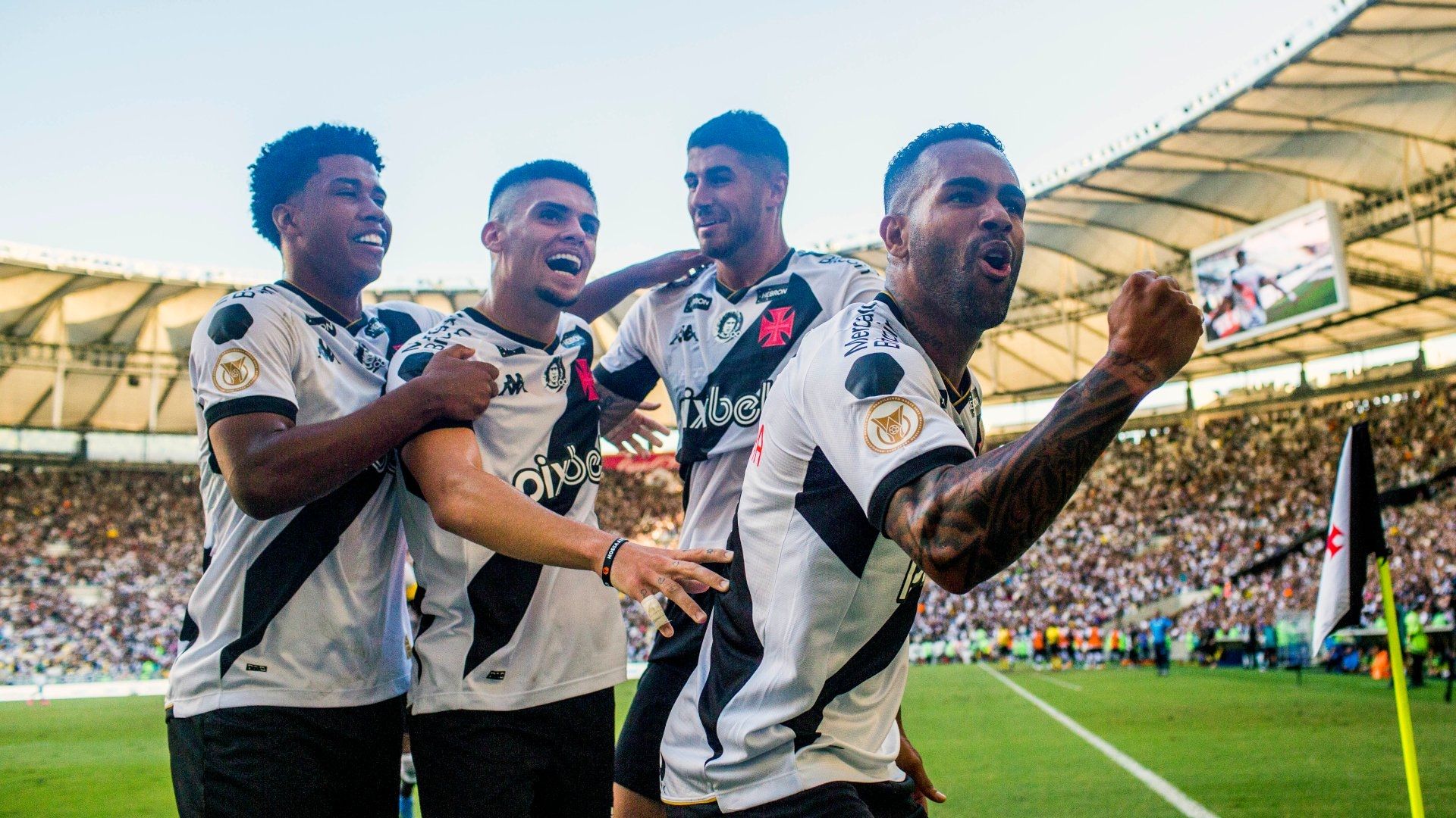 Jogadores do Vasco comemoram gol no Maracanã contra o Palmeiras, pelo Brasileirão, 23/04/2023