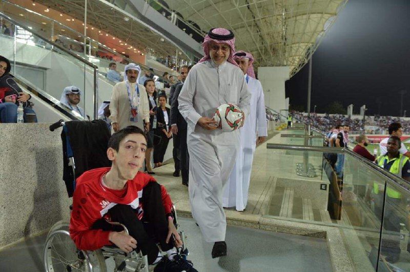 رئيس الاتحاد الآسيوي مع المشجع السوري