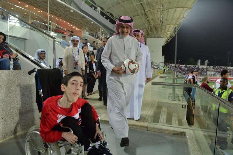 رئيس الاتحاد الآسيوي مع المشجع السوري