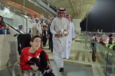 رئيس الاتحاد الآسيوي مع المشجع السوري