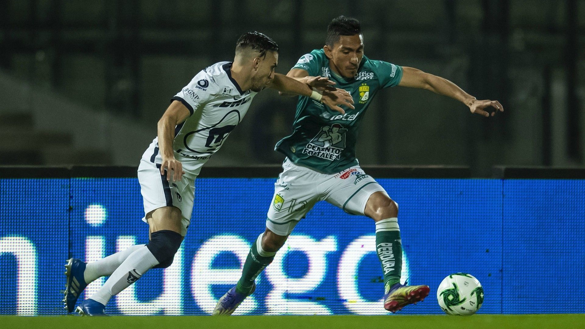 Alejandro Mayorga Angel Mena Pumas vs León