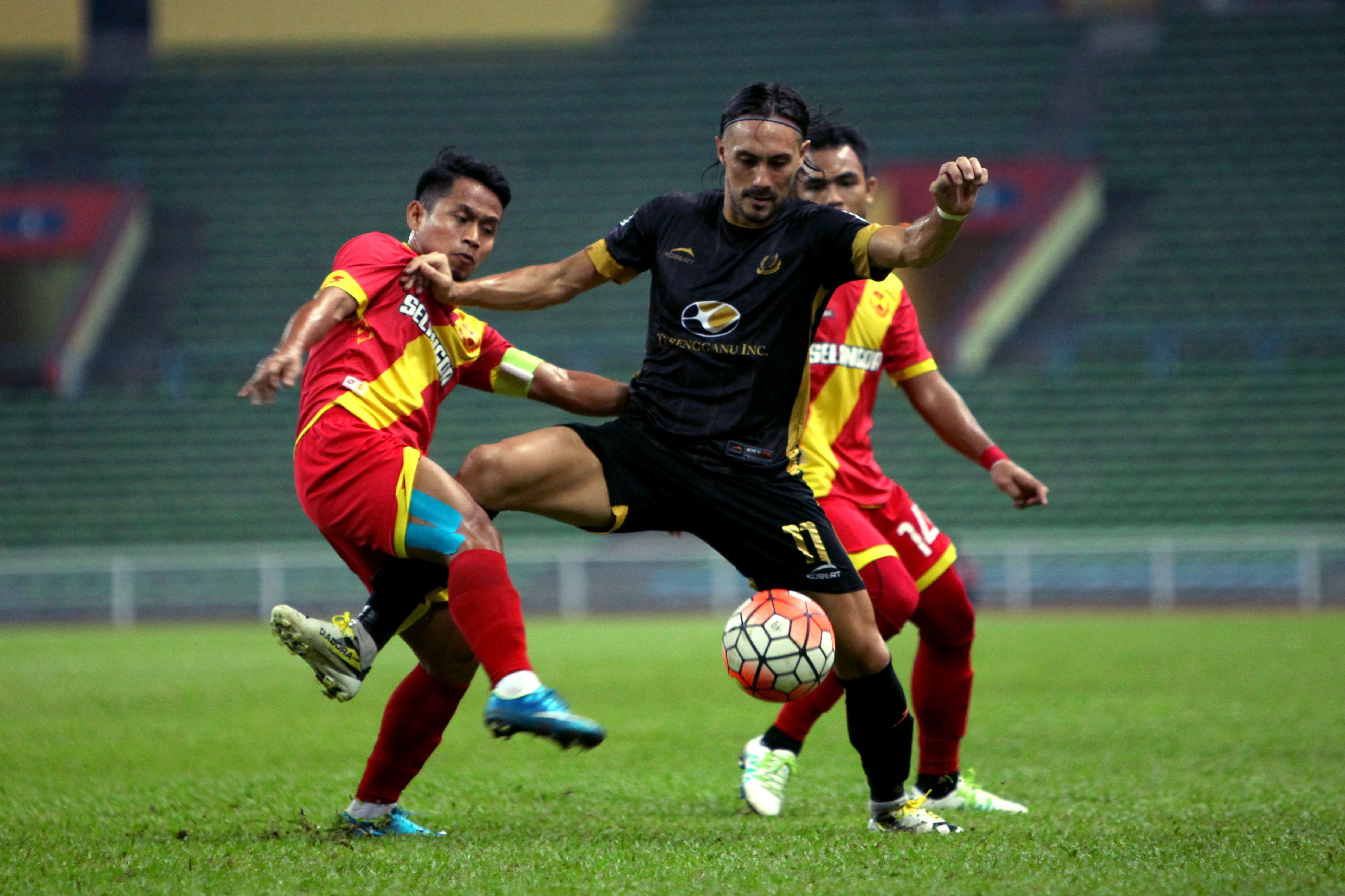 Terengganu's Issey Nakajima-Farran (middle) tries to get past Selangor players 16/8/2016