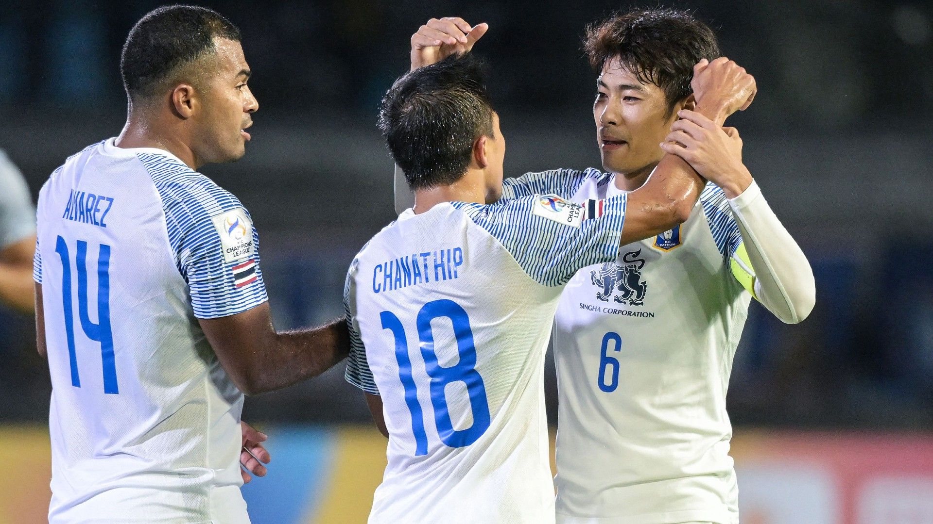 Pathum United's Chanathip Songkrasin (C) celebrates with teammates Sarach Yooyen (R) and Freddy Alvarez (R) 