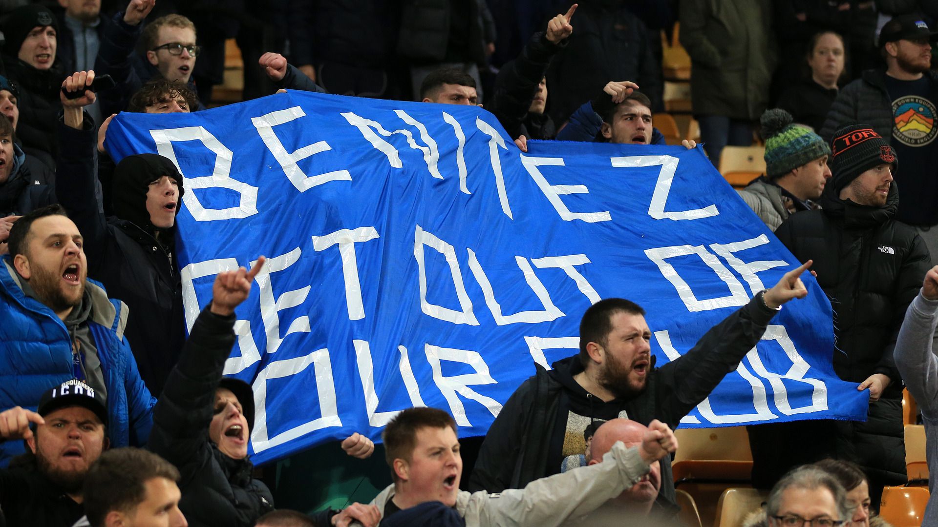 Everton fans Benitez sign