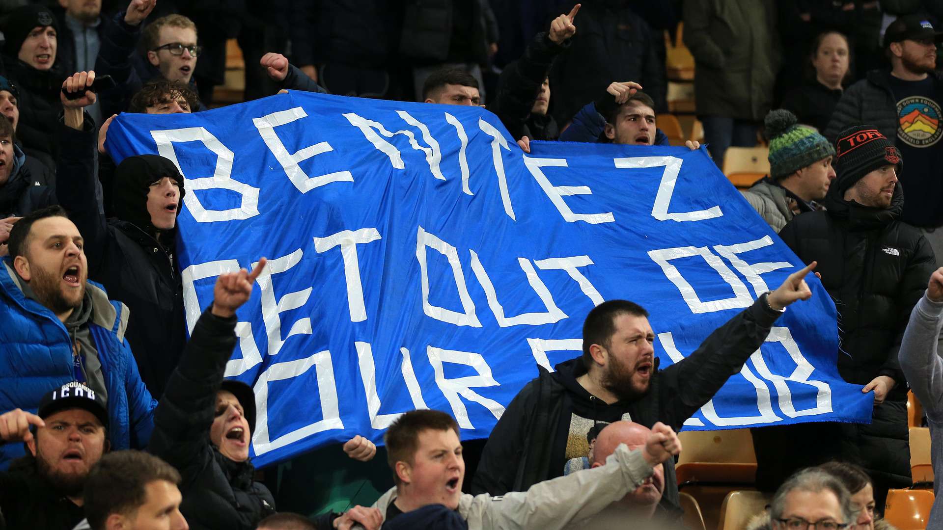 Everton fans Benitez sign