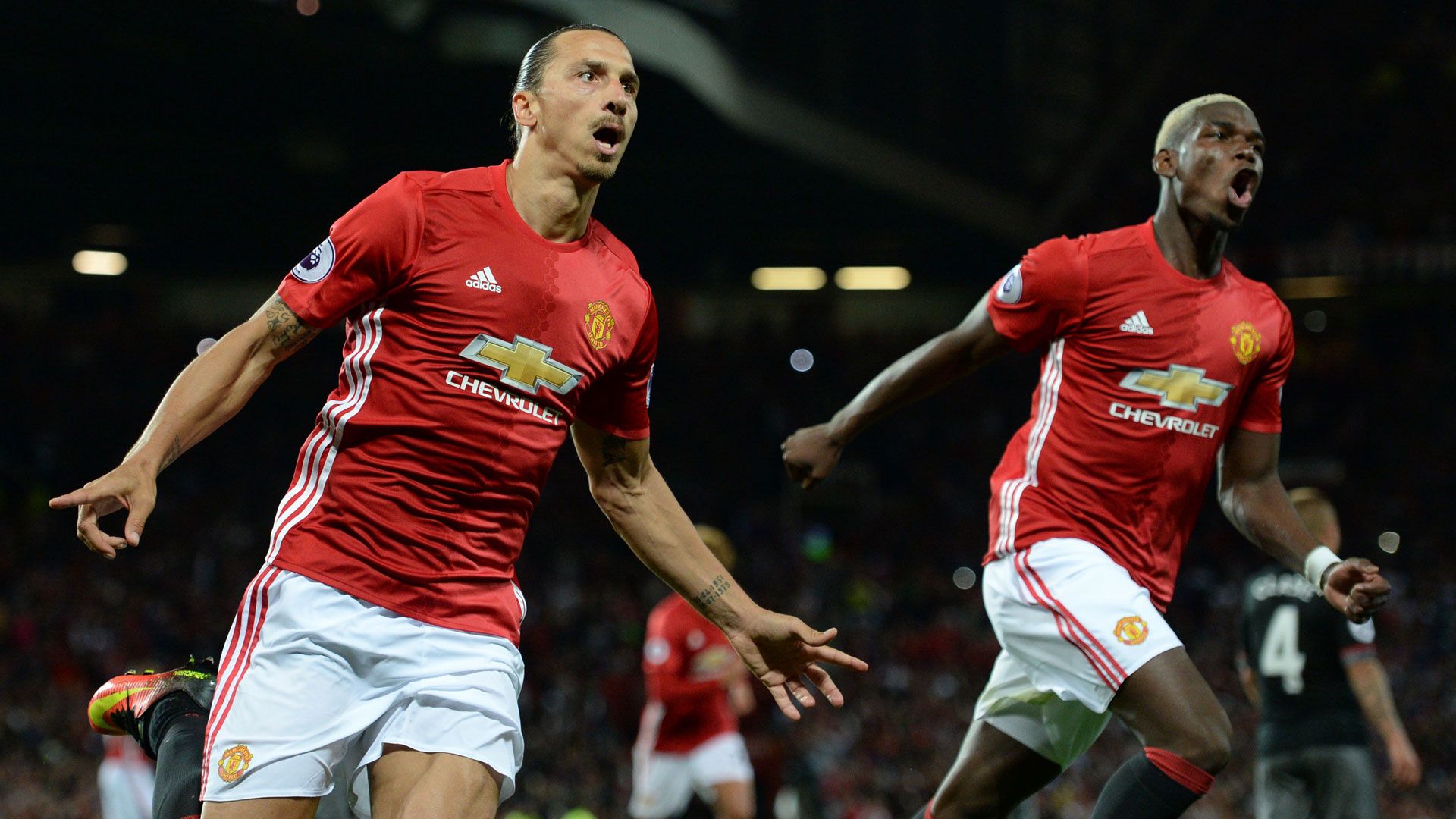 Ibrahimovic (L.) Pogba (R.) Manchester United 19082016