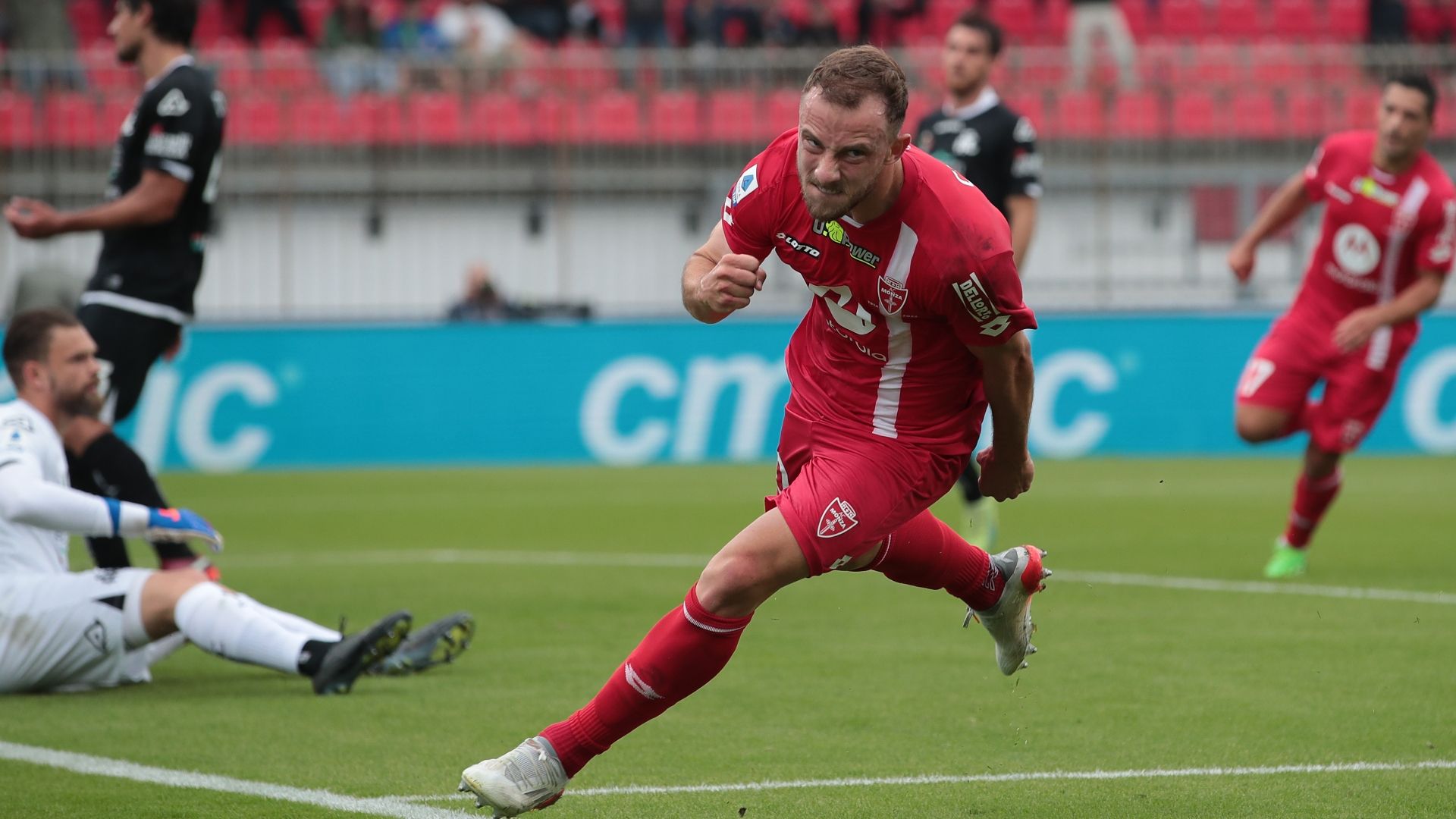 Carlos Augusto Monza Spezia celebrating Serie A